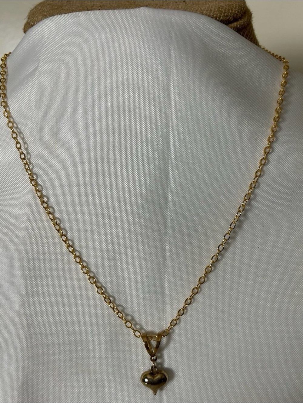 Lovely Vtg Gold Tone Puffy Heart necklace. Measures 18” w/ 2” ext